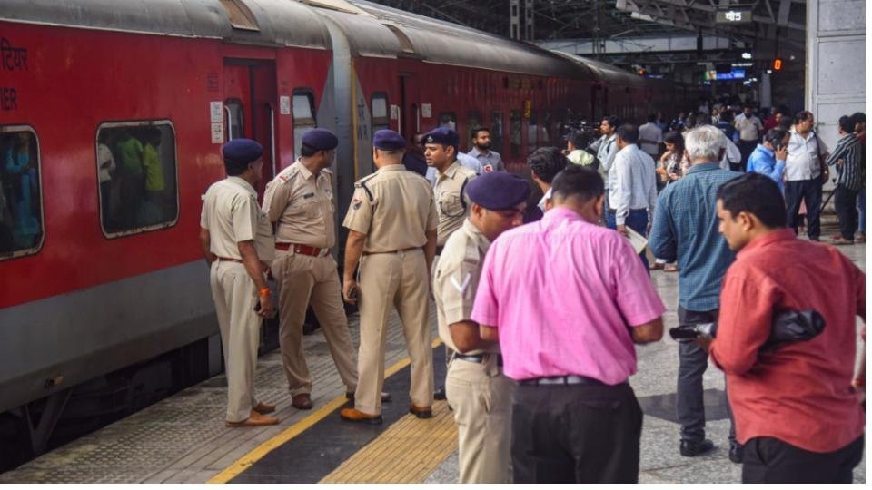 RPF officials returning recovered valuables to passengers.