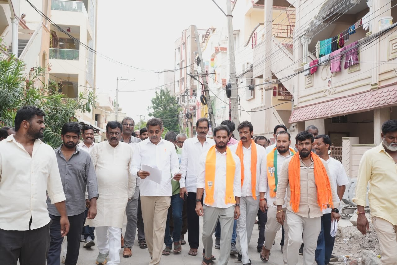 Konda Vishweshwar Reddy and BJP leaders inspecting nala works in Vidiya Colony and FCI Colony