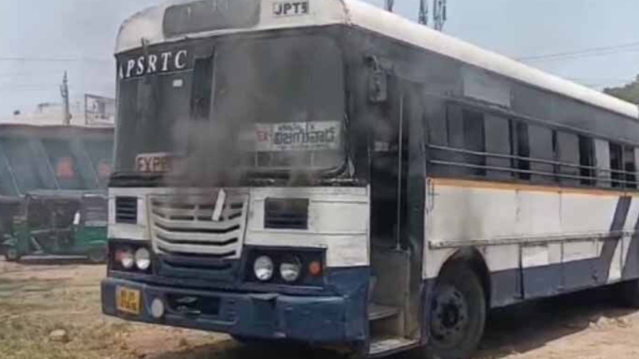 APSRTC bus engulfed in smoke after engine short circuit near Gollapudi