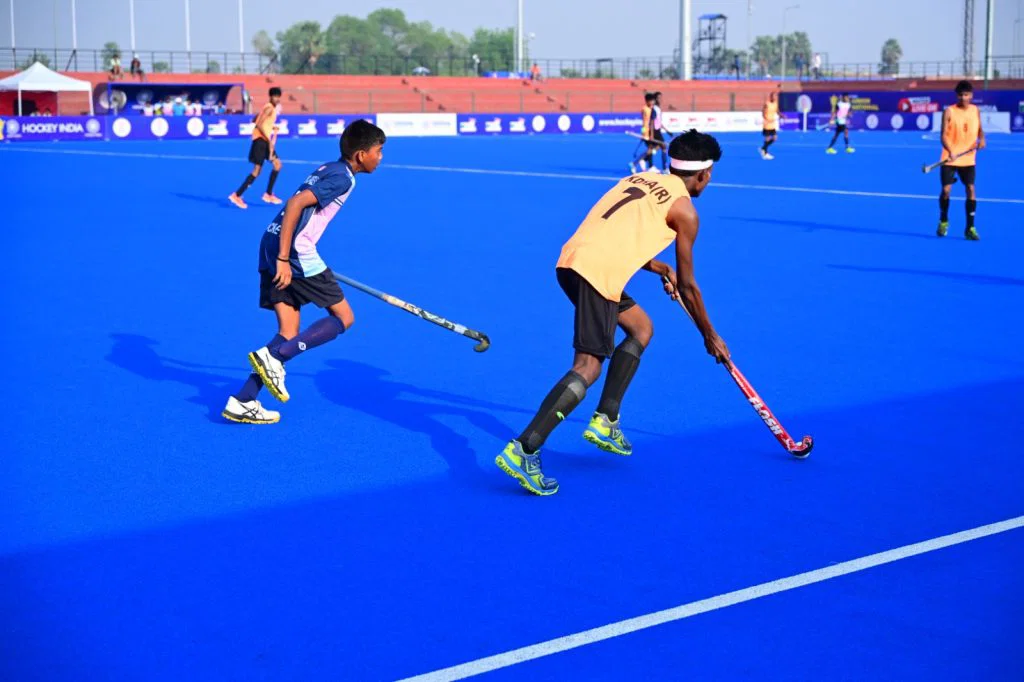16 hockey players competing in a national championship match.