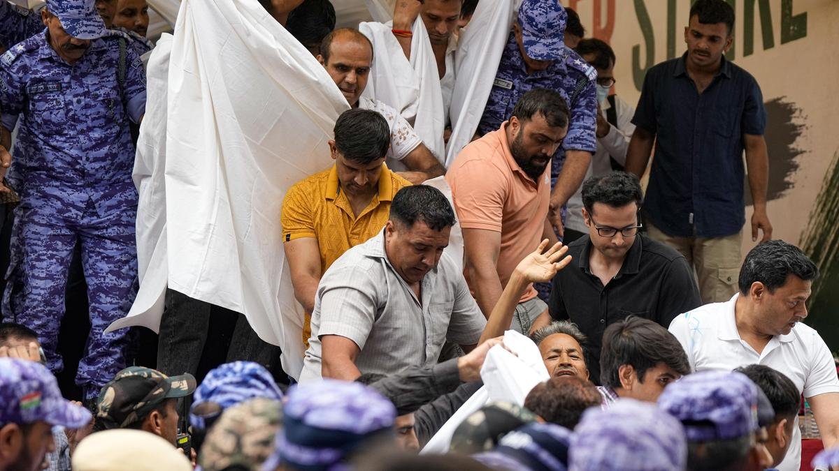 Sonam Wangchuk being shifted to hospital from Jantar Mantar protest.
