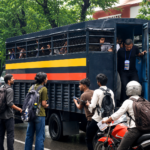 ముంబై చెంబూర్‌లో పోలీస్ వ్యాన్ లాచ్ తెరిచి విద్యార్థులను బయటకు పంపిన వ్యక్తి