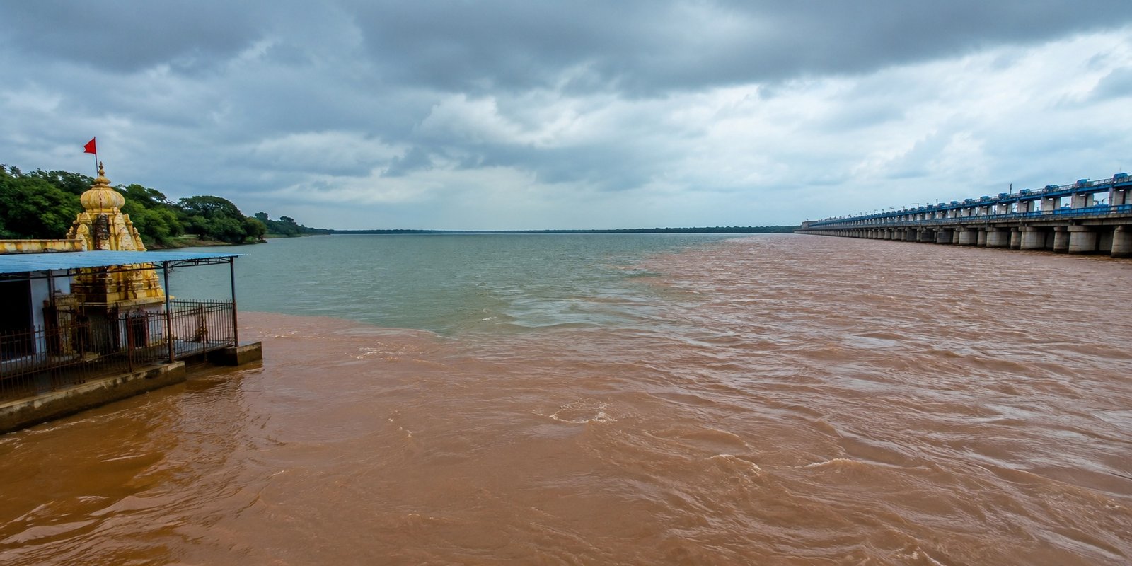 Godavari flood waters rising near Devipatnam and Dowleswaram Barrage.