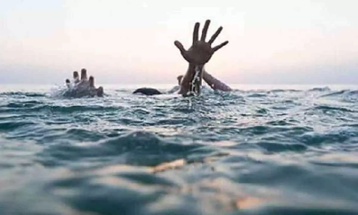 Two youths drowned at Kakinada Suryaraopet Beach