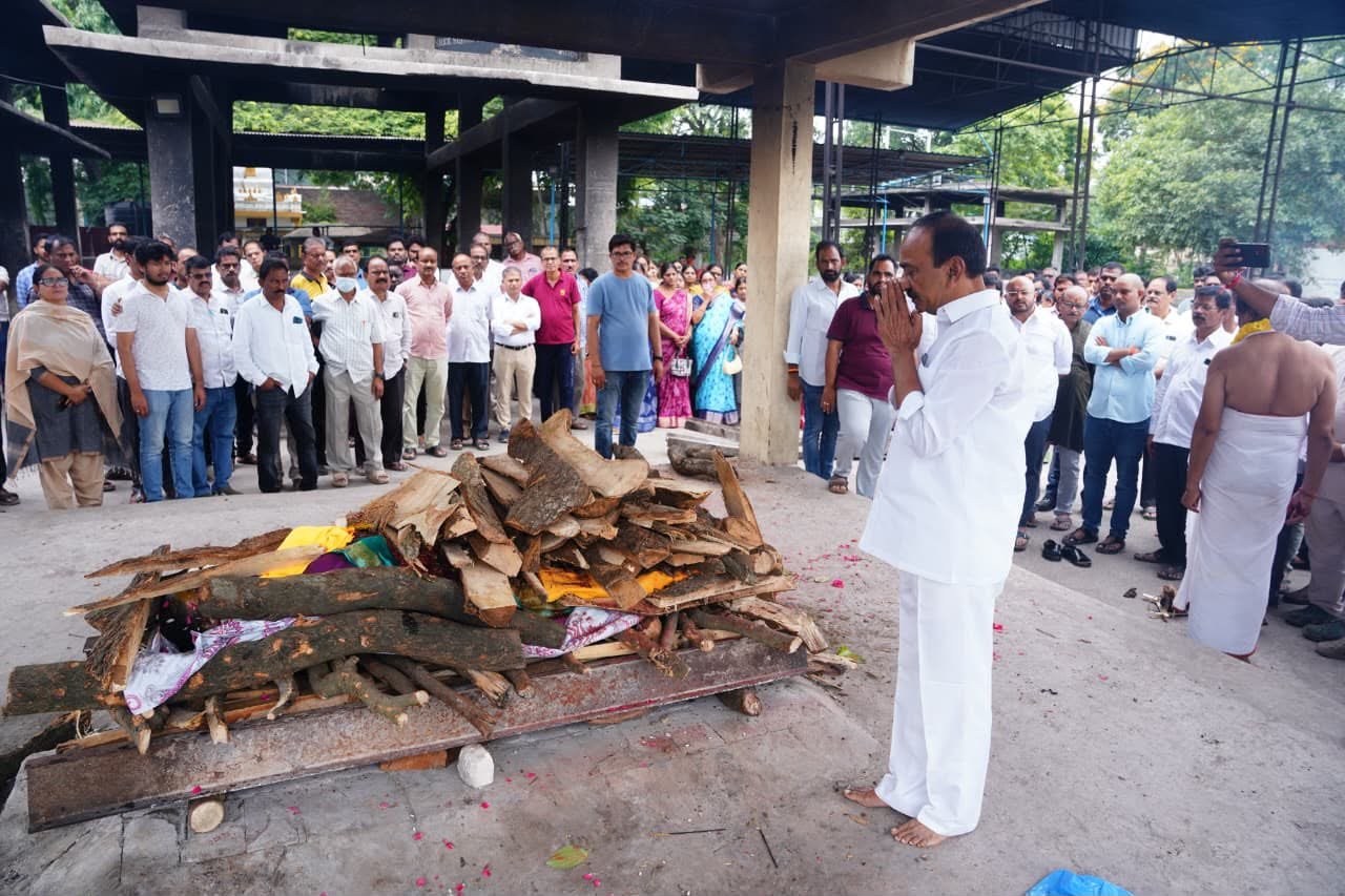 Etela Rajender pays tribute to Kalva Pragya at Amberpet crematorium
