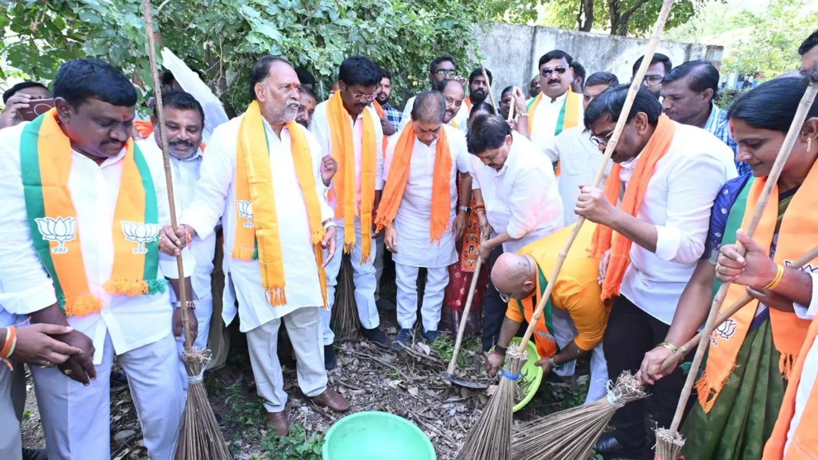 Ramchander Rao inspecting dried crops in Nalgonda with farmers