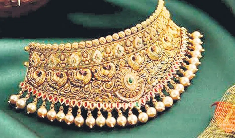 Gold and silver prices fall in Indian bullion market