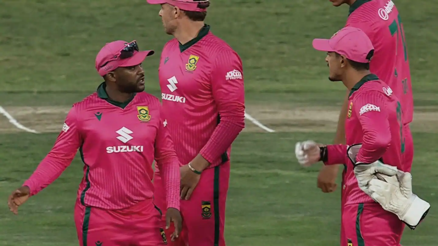 Temba Bavuma and Quinton de Kock during DRS review