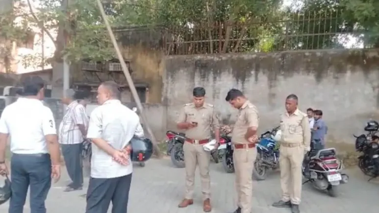 Police investigate Uma Kushwaha murder case at her Kanpur home.