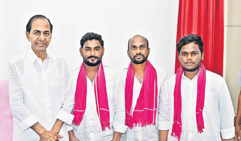 Manthani youth meeting KCR at his Erravelli residence