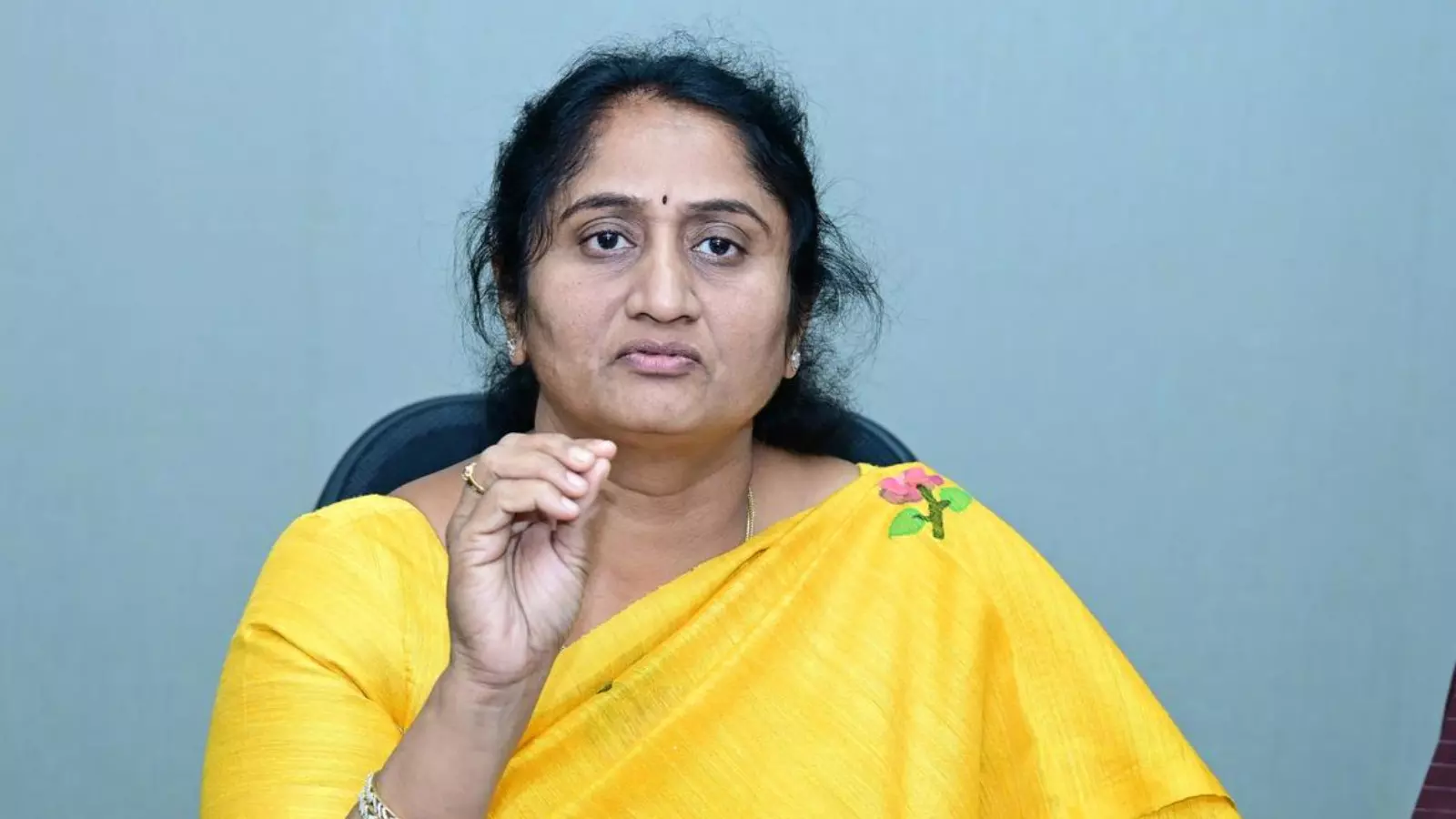 Minister Savitha announces financial assistance for Andhra Pradesh weavers.