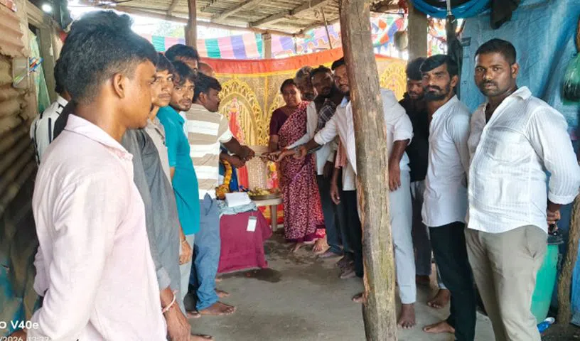 Auto union members offer financial assistance to Bhukya Murari's family.