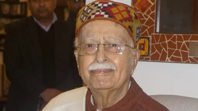 L K Advani admitted to Apollo Hospital in Delhi with chest infection.