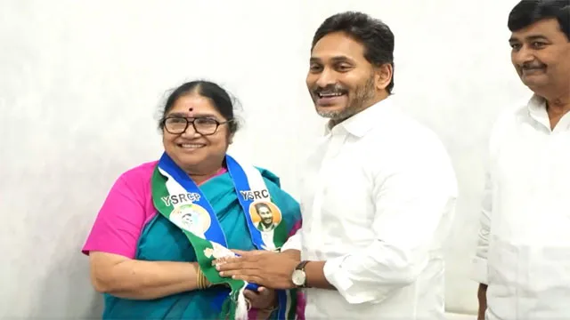 Gund Lakshmidevi joins YSRCP in the presence of YS Jagan.