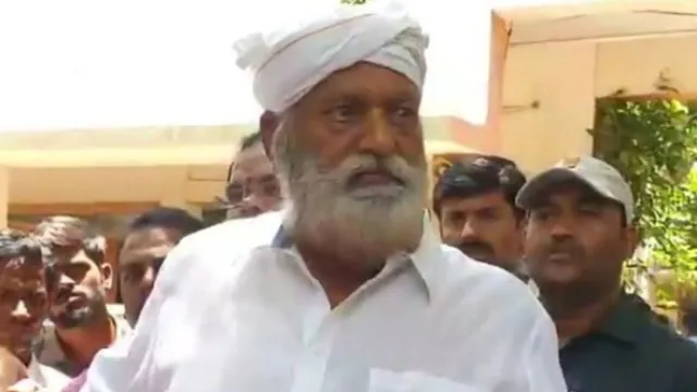 JC Prabhakar Reddy protests outside Tadipatri Rural Police Station.
