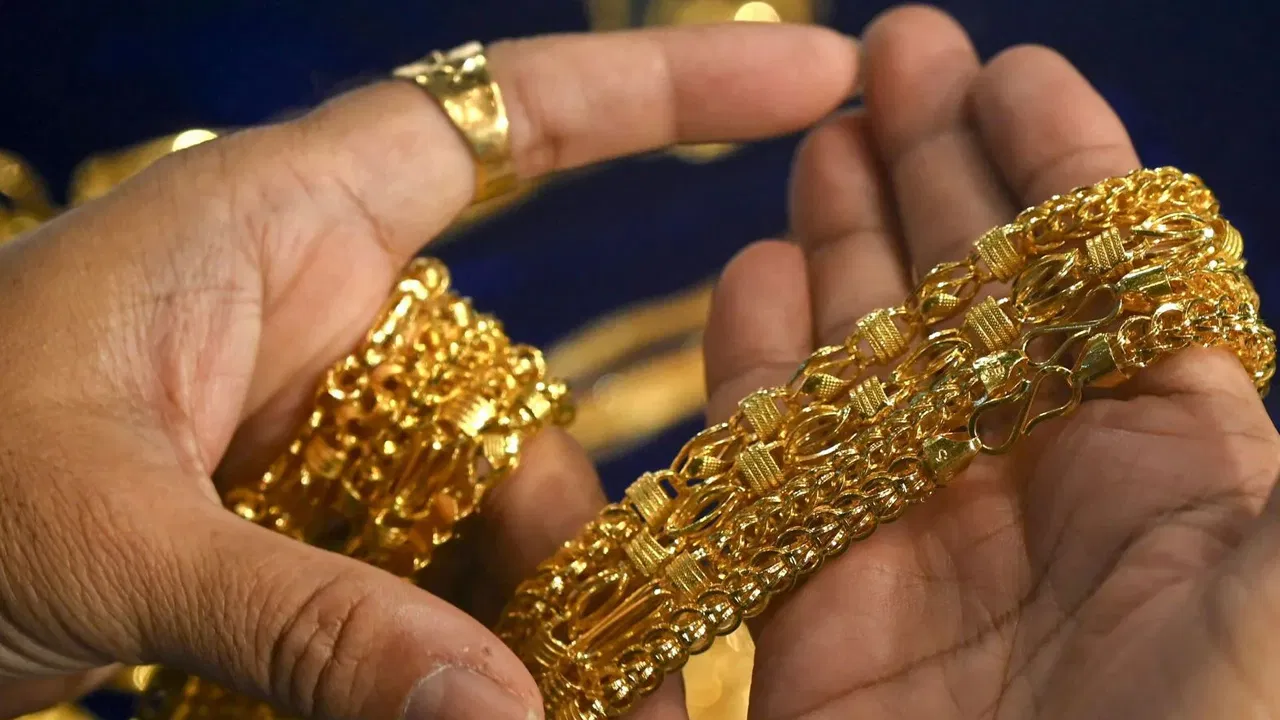 Gold and silver jewellery with latest market prices in India.