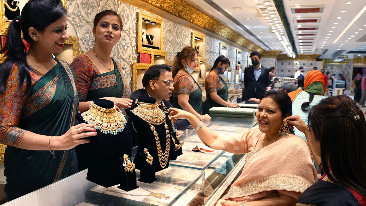 Gold and silver prices in India on October 10 across major cities.