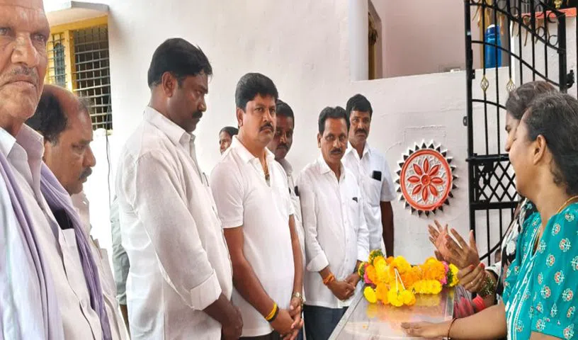Ravindra Kumar pays tributes to Anjaneyulu in Gottimukkala village.