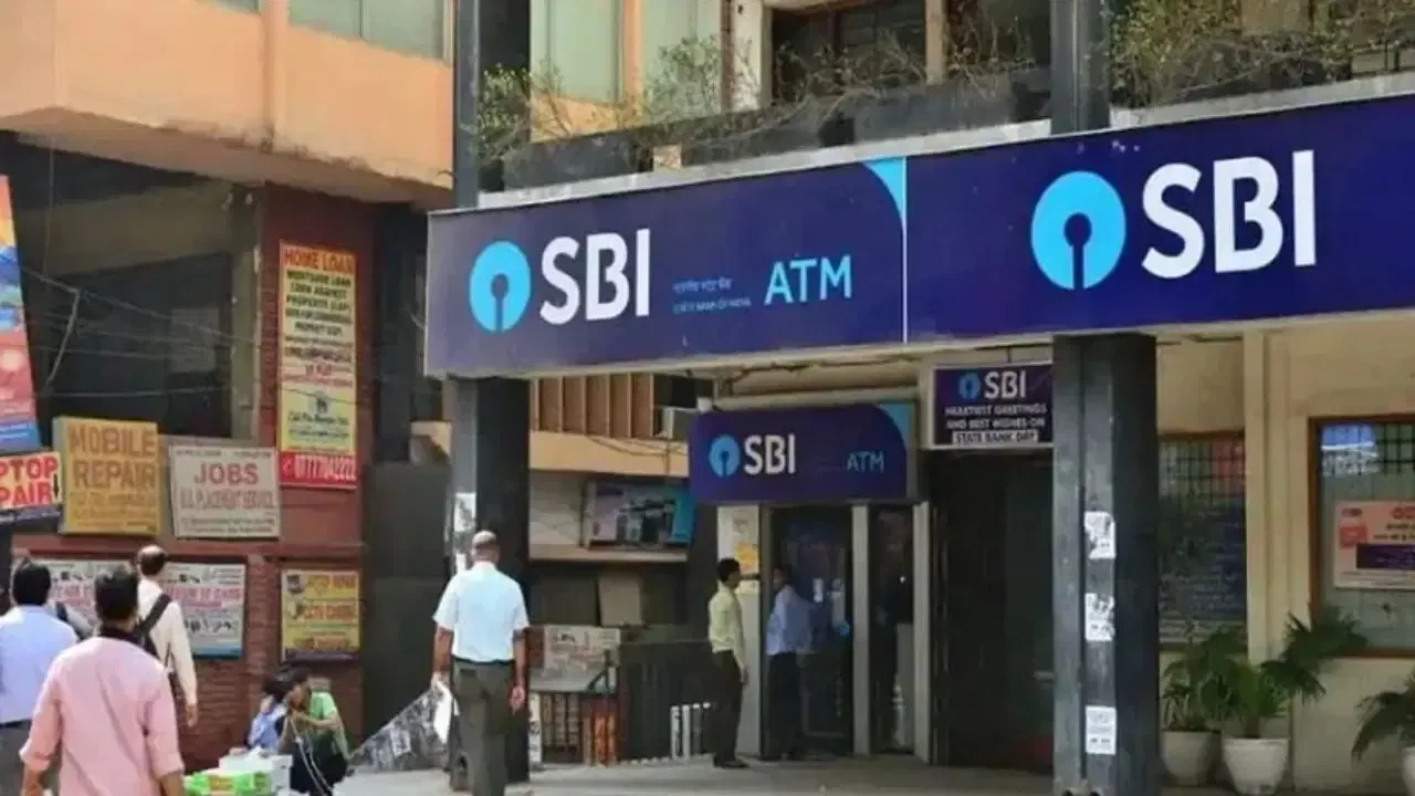 SBI customers checking digital banking services and UPI payment availability.