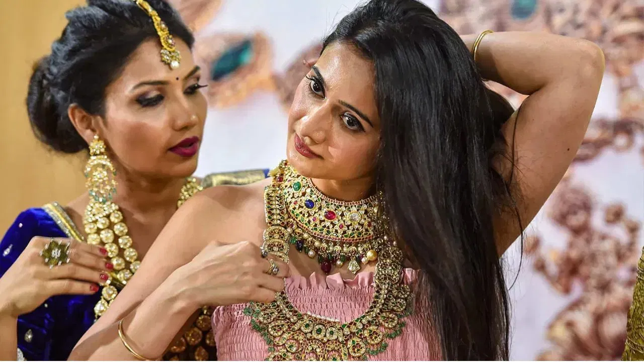 Gold and silver prices in Indian bullion market today